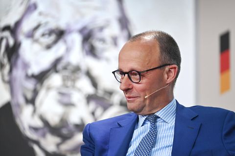 Friedrich Merz vor einem Bild von Ludwig Erhard, dem Vater des Wirtschaftswunders