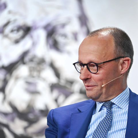 Friedrich Merz vor einem Bild von Ludwig Erhard, dem Vater des Wirtschaftswunders