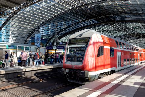 Regionalzug der Deutschen Bahn am Bahnsteig