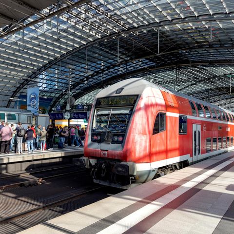 Regionalzug der Deutschen Bahn auf dem Bahnsteig