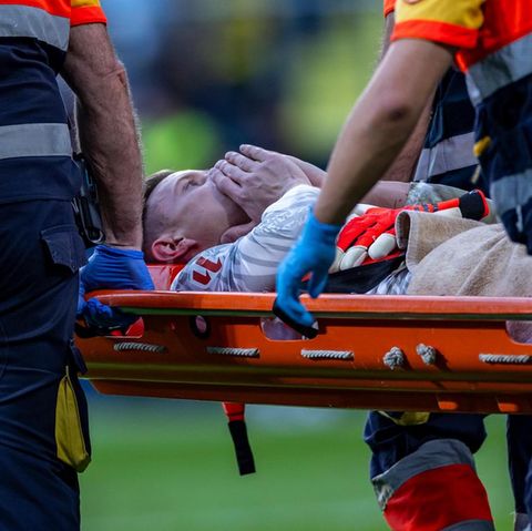 Marc-André ter Stegen wird auf einer Trage vom Feld gebracht, danach gab es die traurige Diagnose