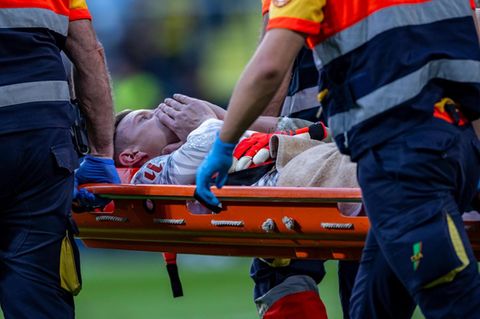 Marc-André ter Stegen wird auf einer Trage vom Feld gebracht, danach gab es die traurige Diagnose