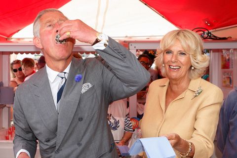 König Charles und Königin Camilla beim Austern-Schlürfen