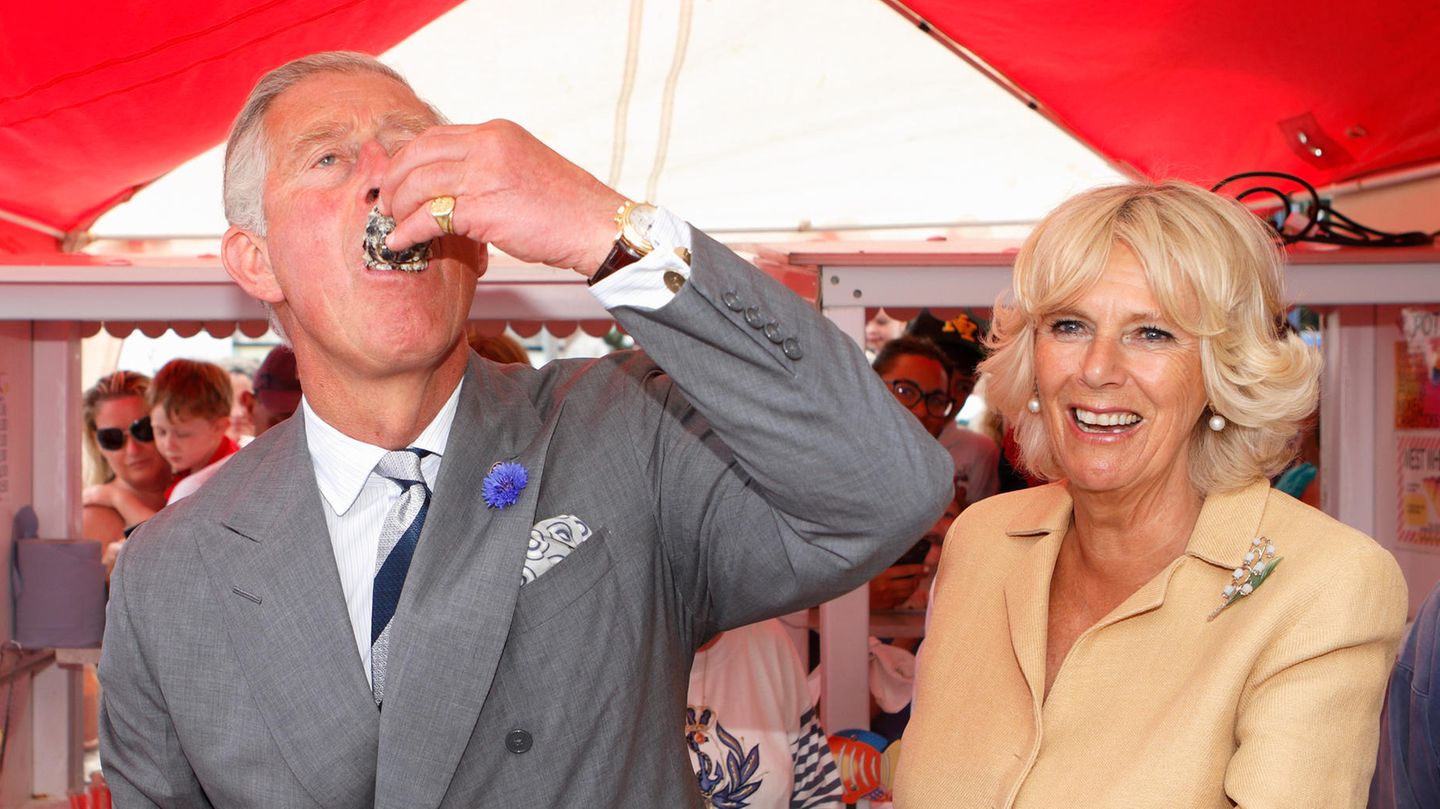 König Charles und Königin Camilla schlürfen Austern