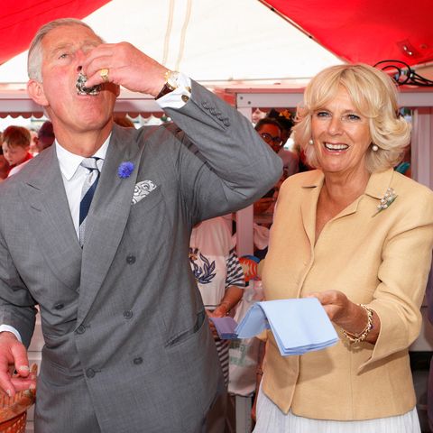 König Charles und Königin Camilla beim Austern-Schlürfen