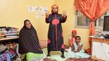 Cosplayerin Rama posiert als "Pain" aus "Naruto" mit ihrer Mutter und ihren beiden Schwestern im Schlafzimmer