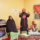 Cosplayerin Rama posiert als "Pain" aus "Naruto" mit ihrer Mutter und ihren beiden Schwestern im Schlafzimmer