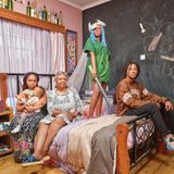 Cosplayerin Arianne posiert in ihrem Cosplay Outfit mit ihrer familie in ihrem Schlafzimmer