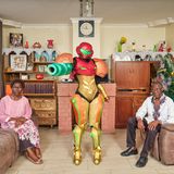 Cosplayerin Jess posiert als Videospielfigur mit ihren Eltern in deren Wohnzimmer