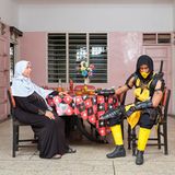 Cosplayer Asgar posiert als "Scorpion" aus dem Videospiel "Mortal Kombat" mit seiner Mutter in deren Küche