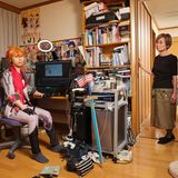 Cosplayer Yuma posiert als Videospielcharakter mit seiner Mutter in seinem Schlafzimmer