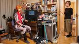 Cosplayer Yuma posiert als Videospielcharakter mit seiner Mutter in seinem Schlafzimmer