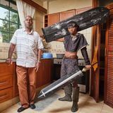 Cosplayer Francis posiert als "Asta" aus "Black-Clover" mit seinem Vater in der Küche