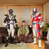 Cosplayer Ren und sein Vater Atsushi posieren gemeinsam mit dem Großvater in Superhelden Kostümen