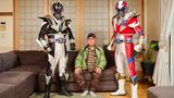 Cosplayer Ren und sein Vater Atsushi posieren gemeinsam mit dem Großvater in Superhelden Kostümen