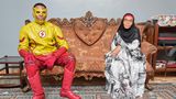 Cosplayer Fahmy posiert als "Flash" mit seiner Mutter auf der Couch im Wohnzimmer