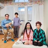 Mizuki posiert gemeinsam mit ihrer Mutter im Cosplay Outfit, Bruder und Vater sind mit auf dem Foto