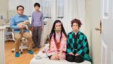 Mizuki posiert gemeinsam mit ihrer Mutter im Cosplay Outfit, Bruder und Vater sind mit auf dem Foto