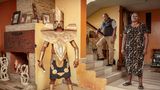 Cosplayer Nicky posiert als "God of Iron" mit seinem Onkel und seiner Tante im Wohnzimmer