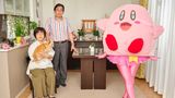Cosplayer Dokutokunaugoki posiert mit ihren Eltern und dem Familienhund als Videospielcharakter "Kirby"
