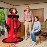 Cosplayerin Mariko posiert als "Padmé Amidala" aus "Star Wars" mit ihren Eltern in deren Haus