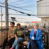 Cosplayerin Utsuro posiert mit ihren Eltern und deren Hund in ihrem Kostüm