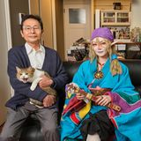Cosplayerin Mahio, 40, posiert mit ihren Eltern und ihrer Katze auf dem Sofa ihres Hauses in Tokio