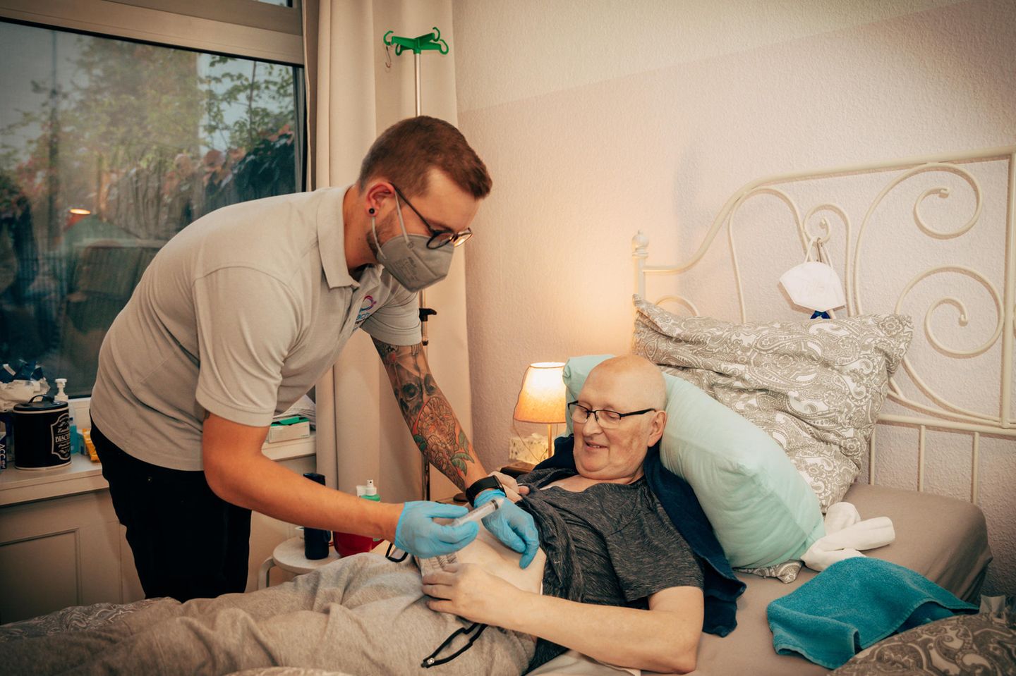 Palliativpflege: Tim Meylahn am Bett eines Patienten
