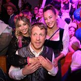 Cathy Hummels (v.l.) feiert mit Oliver Pocher und Alessandra Meyer-Wölden