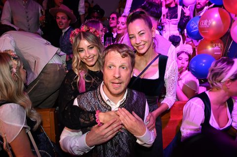 Cathy Hummels (v.l.) feiert mit Oliver Pocher und Alessandra Meyer-Wölden