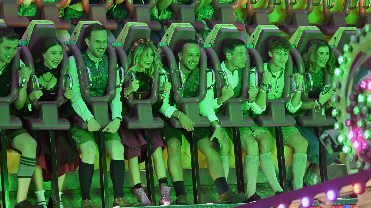 Cathy Hummels und Louis Bausch im Fahrgeschäft "Top Spin"