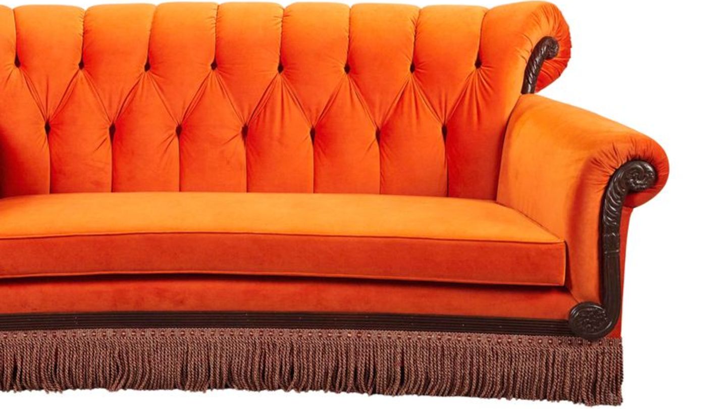 Der Hit der Auktion war ein orangefarbenes Sofa aus dem Set von 