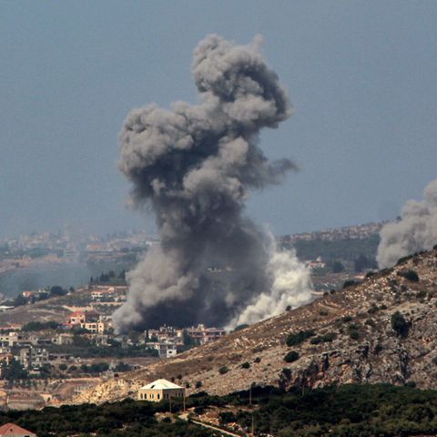 Nach einem Luftangriff Israels auf die Hisbollah steigt eine Rauchwolke auf