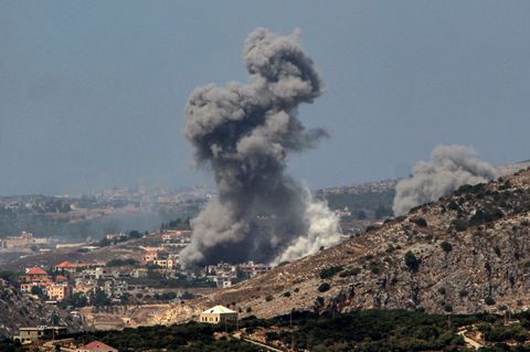 Nach einem Luftangriff Israels auf die Hisbollah steigt eine Rauchwolke auf