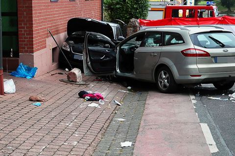Wurde das Auto absichtlich in die Gruppe gesteuert oder handelte es sich um einen Unfall? Foto: Ralf Hettler/dpa