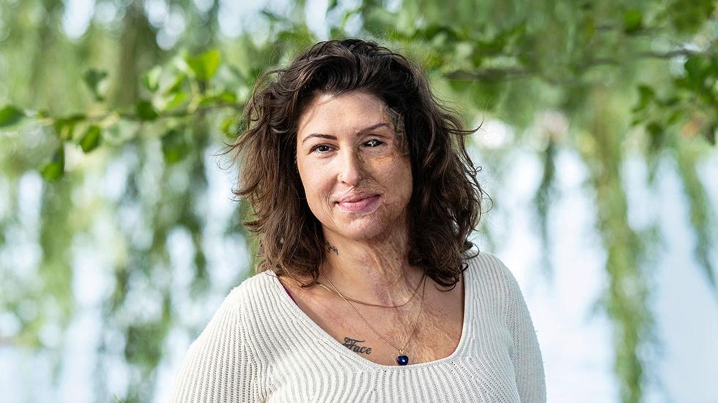 Portrait von Vanessa Münstermann am See