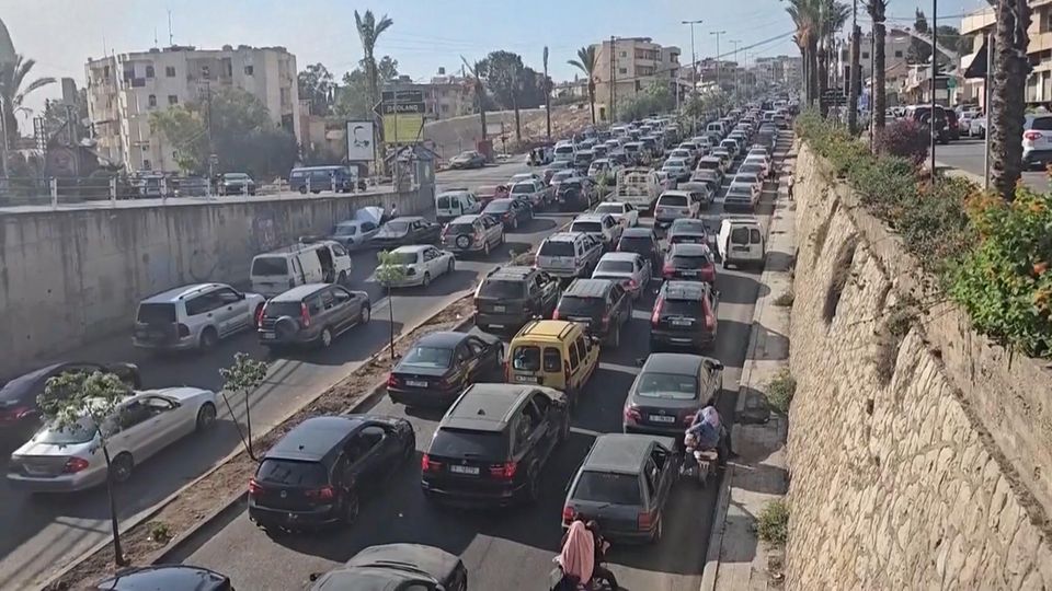 Israel reagiert mit weiteren Beschüssen auf die Hisbollah-Miliz. Untern den Zielen befinden sich auch Wohnhäuser, zehntausende Zivilisten flüchten daher in den Norden des Landes.
