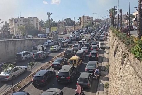 Israel reagiert mit weiteren Beschüssen auf die Hisbollah-Miliz. Untern den Zielen befinden sich auch Wohnhäuser, zehntausende Zivilisten flüchten daher in den Norden des Landes.
