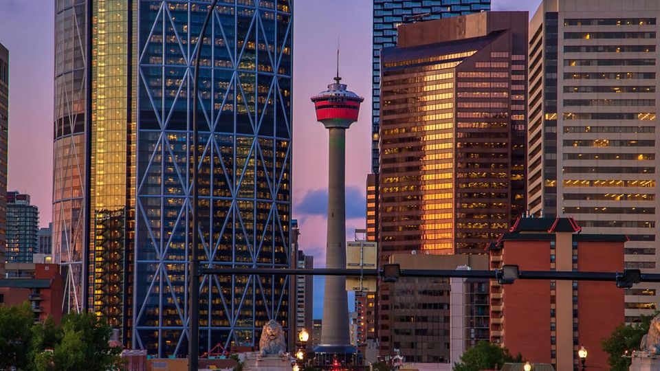 Calgary Tower inmitten von Gebäuden