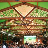 Der Name des urigen Zeltes kommt von "Schützenlisl" Coletta Möritz. Sie zierte 1881 nicht nur die Turm-Fassade, sondern arbeitete auch als Bedienung im Festzelt