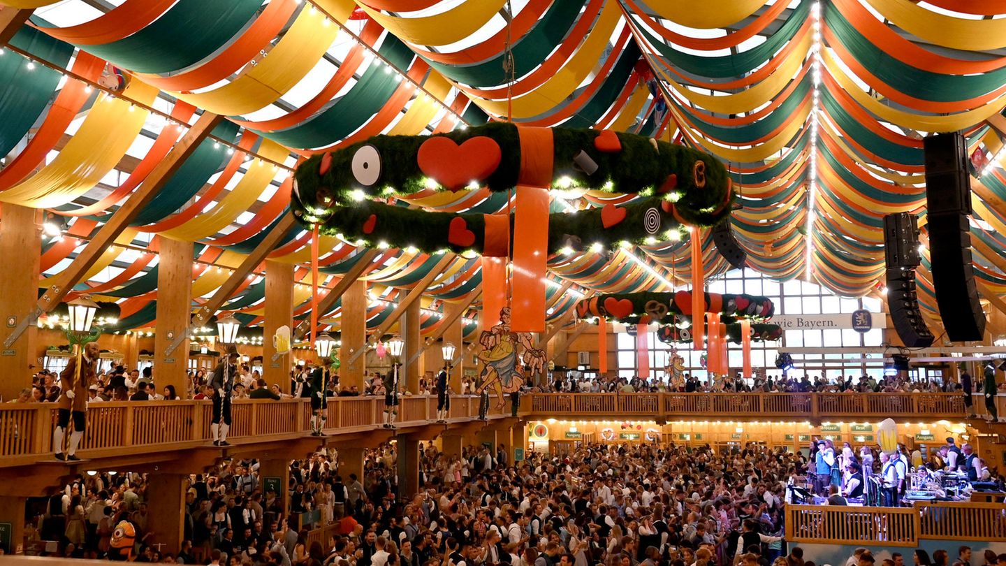 Oktoberfest Wiesn Schützen-Festzelt Innen