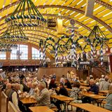 Oktoberfest Wiesn Löwenbräu Festzelt Innen