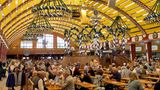 Oktoberfest Wiesn Löwenbräu Festzelt Innen