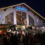 Oktoberfest Wiesn Löwenbräu Festzelt Außen