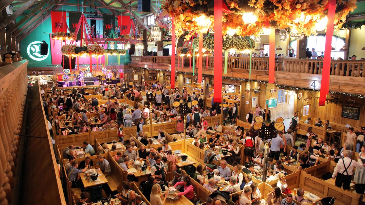 Oktoberfest Wiesn Kufflers Weinzelt Innen