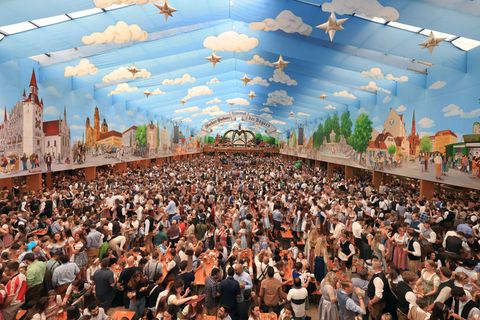 Denn nirgends ist der Himmel den Bayern näher als im Hacker-Festzelt. Wegen der besonderen Atmosphäre gilt das Hacker unter den Besuchern als äußerst beliebte Anlaufstelle – hier wird es also schnell voll