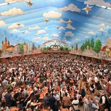 Denn nirgends ist der Himmel den Bayern näher als im Hacker-Festzelt. Wegen der besonderen Atmosphäre gilt das Hacker unter den Besuchern als äußerst beliebte Anlaufstelle – hier wird es also schnell voll