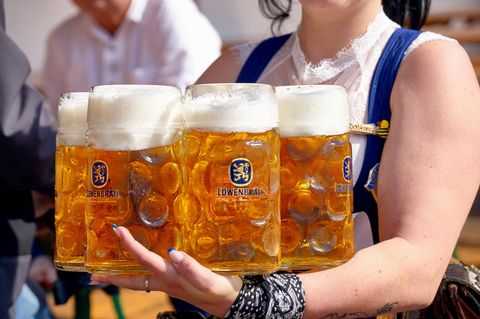 Eine Kellnerin mit Maßkrügen auf dem Oktoberfest