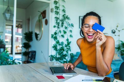 Zweiter Amazon Prime Day 2024: Frau shoppt online