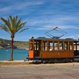 Ein nationales Ticket für den öffentlichen Nahverkehr gibt es in Spanien nicht. Besonders interessant wird es aber auf den spanischen Ferieninseln. Auf den Kanaren und Balearen wurde der ÖPNV 2023 komplett kostenlos. Die Folge: Fahrgastzahlen kletterten in die Höhe, Mallorcas Verkehrsbetriebe meldeten über 50 Prozent mehr Bahn- und Busnutzer. Auch 2024 blieb der Transport für Einheimische kostenlos, Touristen müssen allerdings zahlenVorteil: kostenloser/günstiger ÖPNV auf den Balearen und Kanaren.Nachteil: kein nationales System, nur regionale Tickets